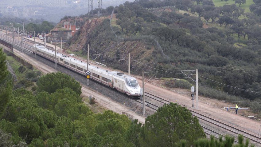 Imagen de un tren AVE a su paso por el tramo de vía, completamente restaurado, donde ocurrió el trágico accidente del pasado 18 de enero en Adamuz (Córdoba)