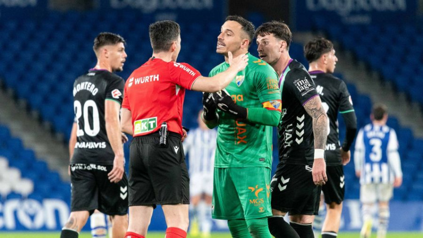 Herrero se queja al árbitro tras encajar el segundo gol