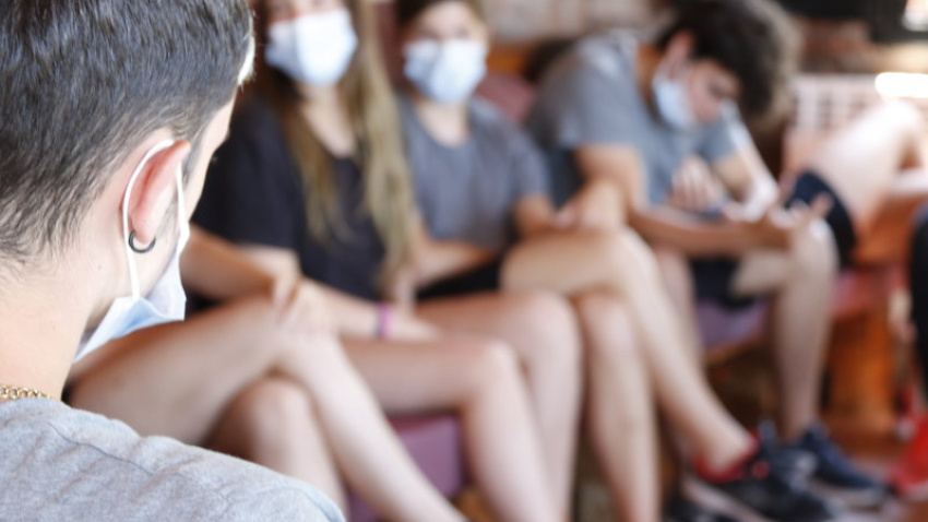 Menores en un grupo de terapia grupal