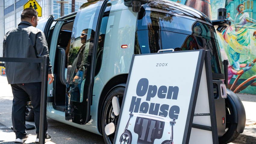 Una exhibición de Zoox Robotaxi invita a los espectadores a ver el vehículo de transporte totalmente autónomo y eléctrico