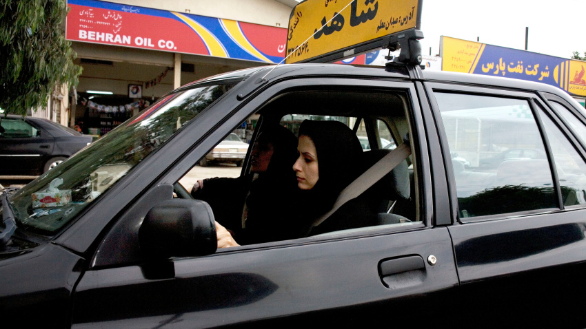Mujer en una escuela de manejo en Sari, Irán