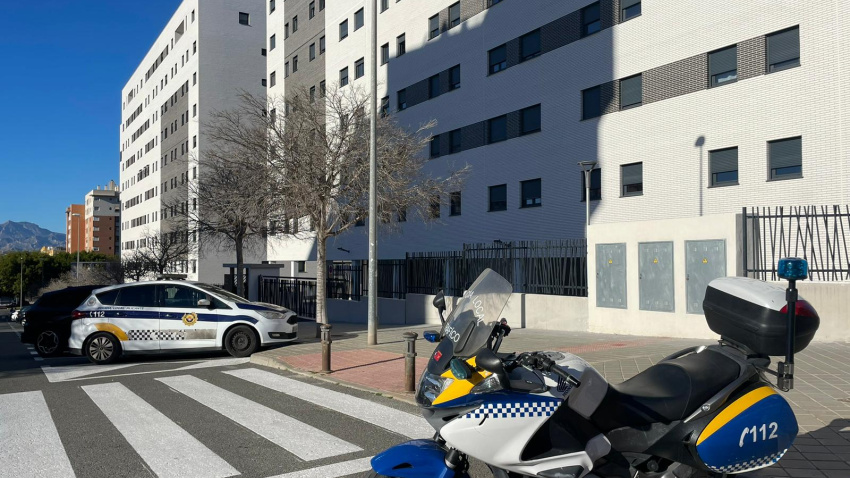 Los vehículos patrulla, en la entrada a la urbanización Les Naus.