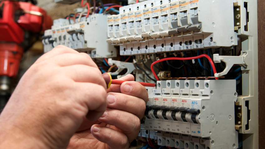 Electricista reparando un cuadro eléctrico