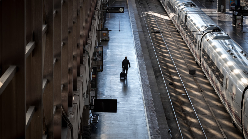 Viajeros cogen su tren en la estación de Madrid-Puerta de Atocha-Almudena Grandes, a 17 de febrero de 2026, en Madrid (España).