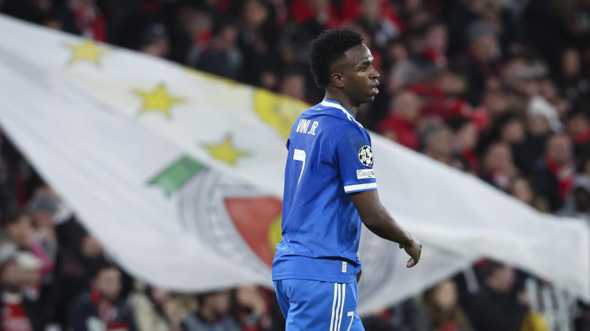 Vinicius Junior del Real Madrid reacciona al final del partido de fútbol de la UEFA Champions League entre el Benfica y el Real Madrid, en Lisboa, Portugal.