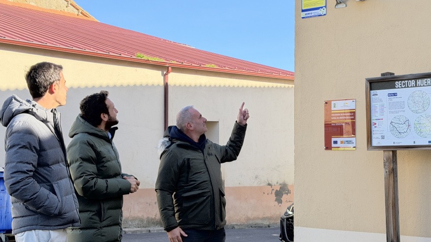 Antonio Alquézar (concejal de Huerto), Isaac Claver y José Ignacio Asín, durante la visita a Huerto