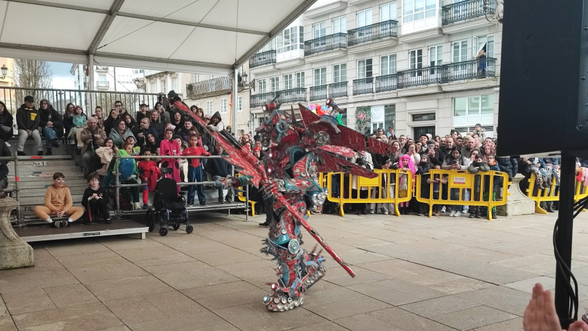 Recicleitor apareceu cunha impresionante armadura feita con latas de refrescos