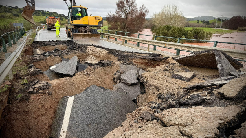 Juanma Moreno presenta el 'Plan Andalucía Actúa' con ayudas directas a agricultores, pymes y autónomos para paliar los daños de las recientes borrascas