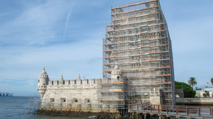 Torre de Belem en obras con andamio