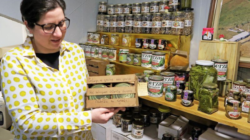 Luz Divina Castelo en la tienda de su empresa