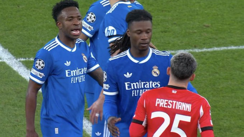 Vinicius habla con Prestianni instantes antes del presunto insulto.