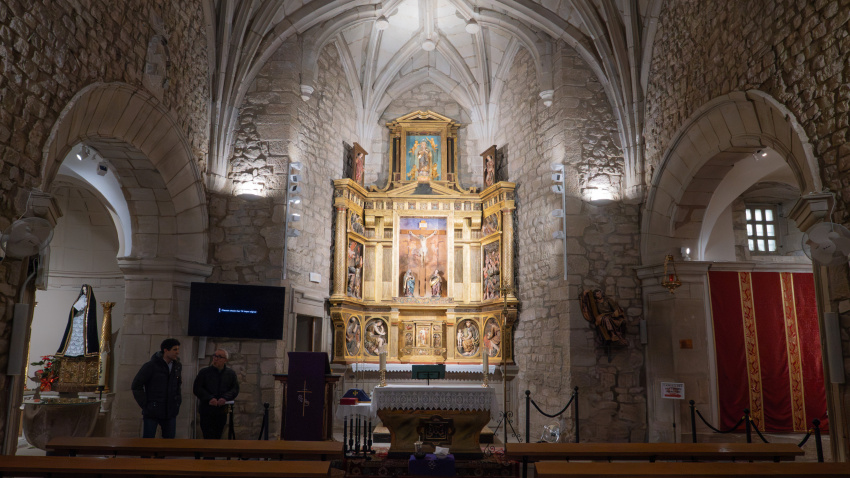 El presidente del Gobierno de La Rioja, Gonzalo Capellán, junto al director general de Cultura, Roberto Iturriaga, visita la intervención realizada en la Iglesia de Santa María de la Asunción en Alcanadre en el marco del convenio con la Diócesis.