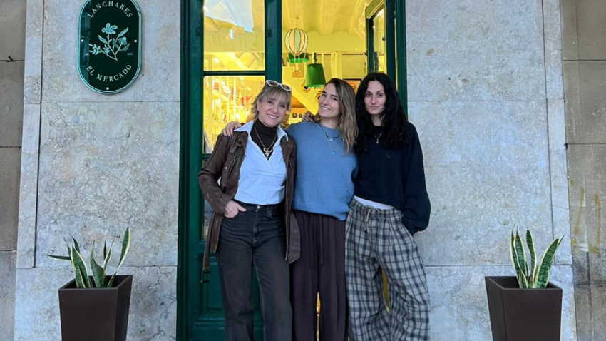 Arancha Lanchares junto a sus dos hijas