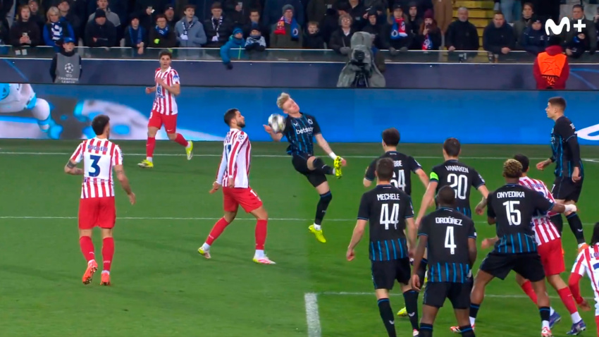 Imagen del penalti a favor del Atlético por manos de un defensa del Brujas