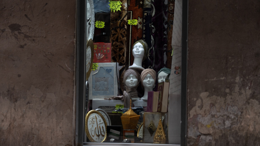Varios hiyab en una tienda en Barcelona