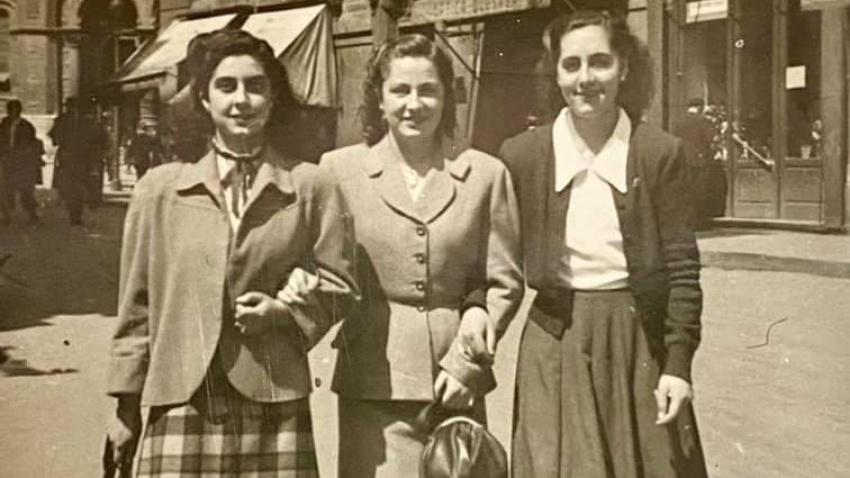 Tres clientas ante Opticalia Quesada, en Melquiades Álvarez, años 50, en Oviedo