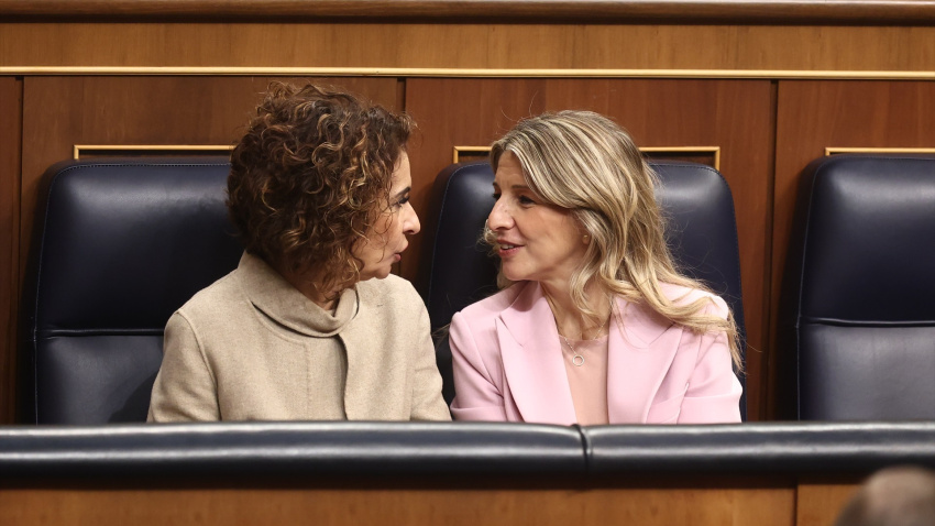 La vicepresidenta primera y ministra de Hacienda, María Jesús Montero (i), y la vicepresidenta segunda y ministra de Trabajo y Economía Social, Yolanda Díaz (d)