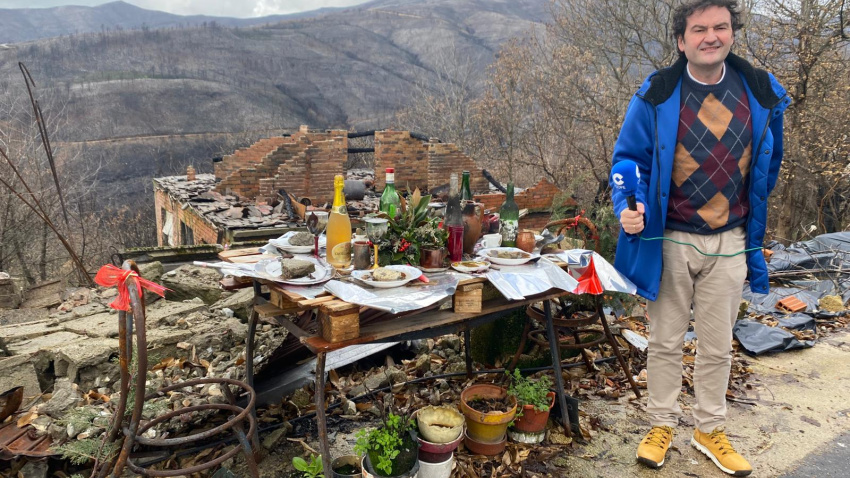 Juan Maceiras junto a una de las mesas de Navidad instaladas en el pueblo