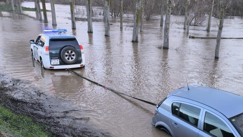 Una patrulla de la guardia civil remolca un coche en Zamora