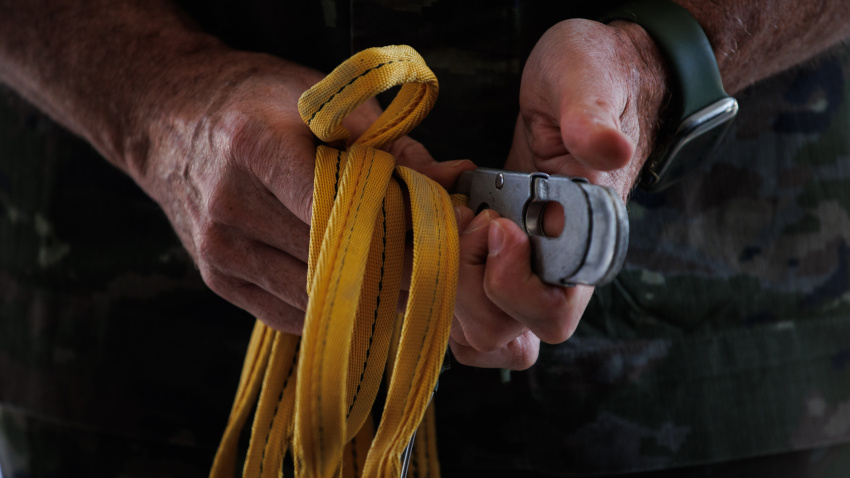 La cinta de unión entre el paracaídas y el avión durante una práctica de la Brigada ‘Almogávares’ VI de Paracaidistas del Ejército de Tierra