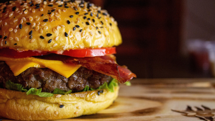 El método consiste en formar la hamburguesa como de costumbre, moldeando la carne picada hasta obtener una pieza redonda y de un grosor generoso.