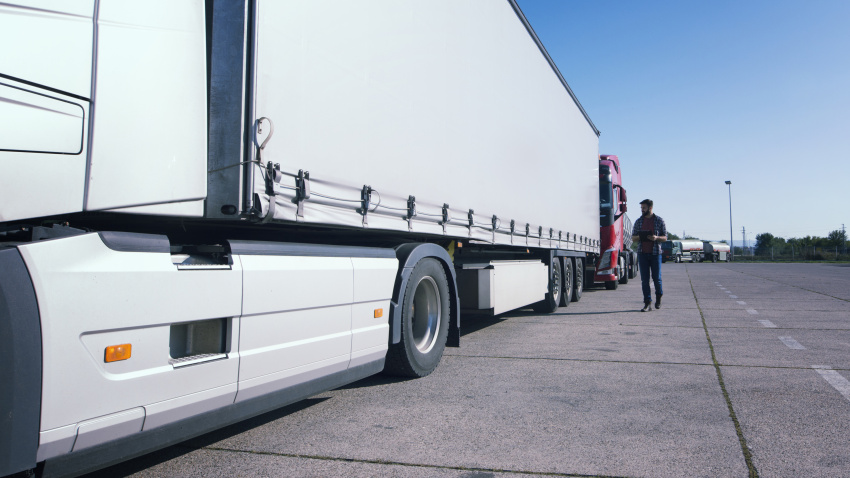 Muchas dudas entre los camioneros por la baliza V16