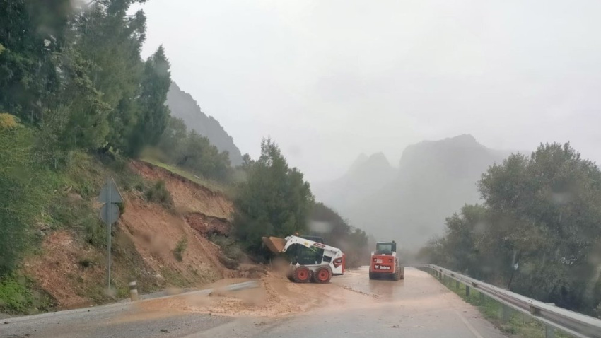 Vista de la carretera MA-8401 de Benaoján a Cortes de la Frontera, en la Serranía de Ronda, cortada por desprendimientos.