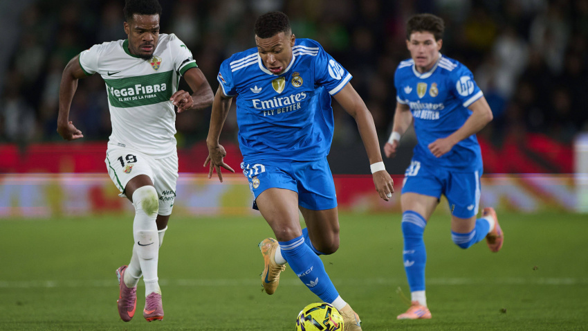 Kylian Mbappe regateando en el partido del Elche contra el Real Madrid