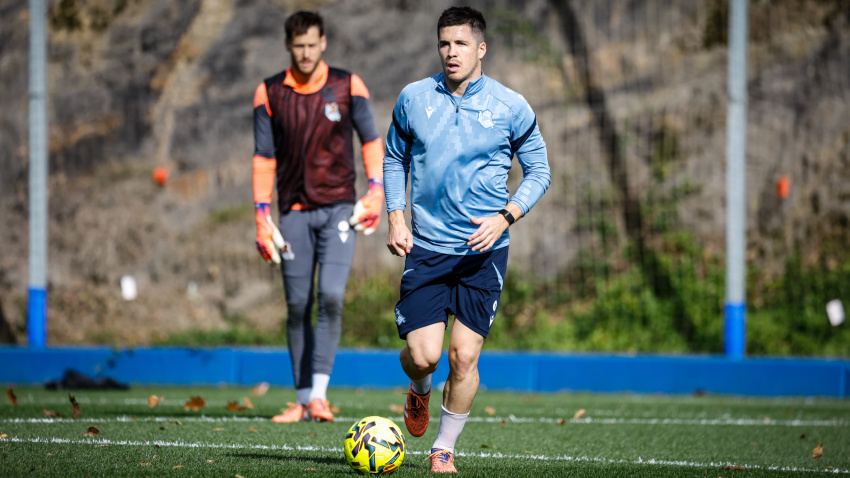 Igor Zubeldia conduce un balón durante un entrenamiento en Zubieta