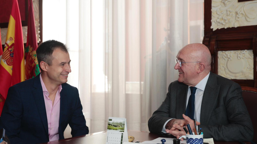 El alcalde, Jesús Julio Carnero, recibe a Alberto Gutiérrez tras su viaje