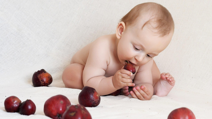 Bebé comiendo fruta