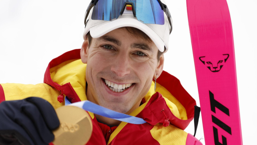 El medallista de oro español Oriol Cardona Coll reacciona durante la ceremonia de entrega de la medalla de oro en la prueba de velocidad masculina de esquí de montaña de los Juegos Olímpicos de Invierno de Milán Cortina 2026