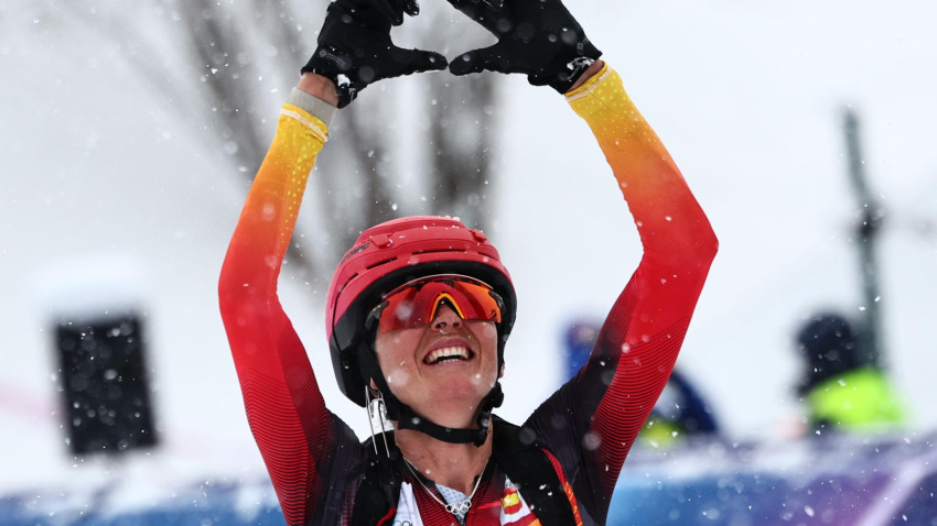 La medallista de bronce Ana Alonso Rodríguez de España reacciona después de la final de velocidad femenina de las competiciones de esquí de montaña en los Juegos Olímpicos de Invierno Milano Cortina 2026.