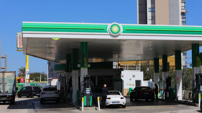 Los conductores llenan el depósito de sus coches en una gasolinera BP en Benidorm