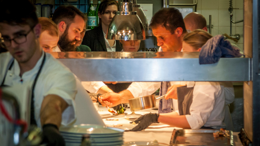 Un chef alemán trabaja junto a su equipo de cocina