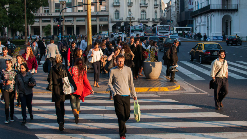 Trabajadores vuelven a su casa después de la jornada laboral en Argentina