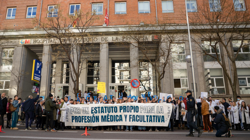 Concentración de médicos a las puertas del Hospital de La Princesa de Madrid