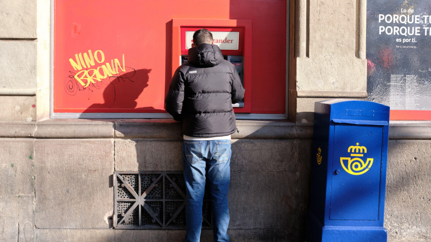 Hombre sacando dinero de un cajero automático