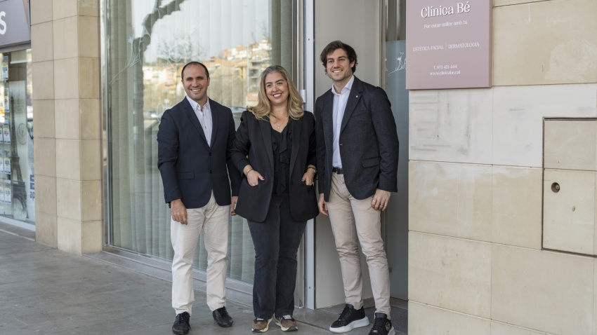 Façana de la Clínica Bé amb l'Aleix Heredia, Nuri Toledo i Josep Basart