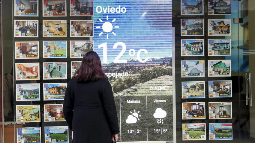 Escaparate de una agencia inmobiliaria de Oviedo