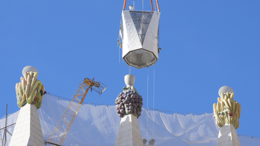 GRAFCAT8763. BARCELONA, 20/02/2026.- La basílica de la Sagrada Familia de Barcelona ha alcanzado este viernes su altura máxima, 172,5 metros, con la colocación del brazo superior de la cruz de la Torre de Jesús. Con la ayuda de una gran grúa, los operarios del templo han colocado el brazo superior de la citada cruz de la Torre de Jesús cuando pasaban pocos minutos de las 11:00 horas, con lo que esta construcción proyectada por el arquitecto Antoni Gaudí en el siglo XIX ha alcanzado su punto más alto. EFE/Enric Fontcuberta