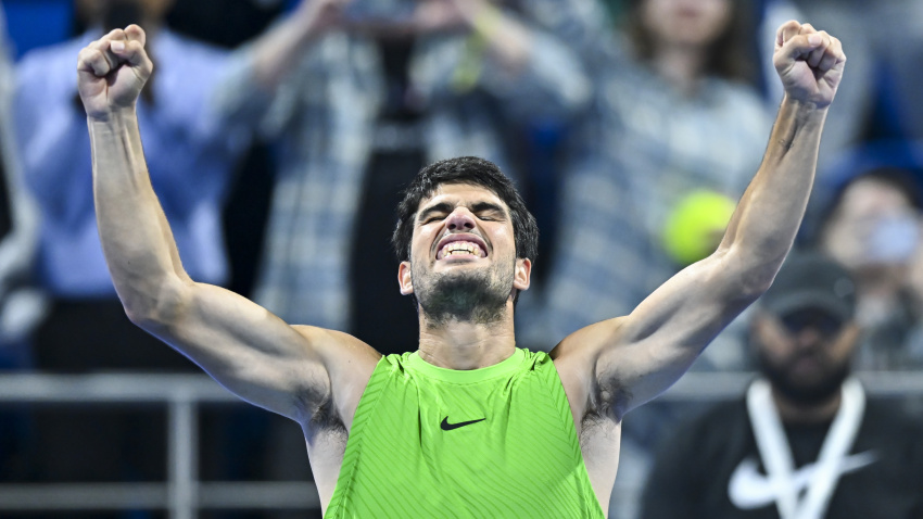 Carlos Alcaraz celebrando su pase a semifinales del ATP 500 en Doha