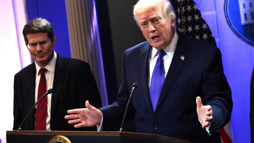 El presidente de Estados Unidos, Donald J. Trump (derecha)