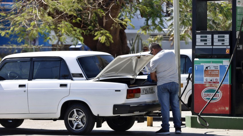 Una persona abastece con combustible un vehículo este jueves en La Habana (Cuba)