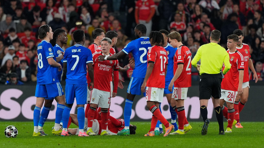 Álvaro Carreras del Real Madrid CF (L), Eduardo Camavinga del Real Madrid CF (L), Vinicius Junior del Real Madrid CF (L), Gianluca Prestianni del SL Benfica (L), Antonio Ruediger del Real Madrid CF (C), Leandro Barreiro del SL Benfica (C), Andreas Schjelderup del SL Benfica (C), Samuel Dahl del SL Benfica (R) y Tomás Araujo del SL Benfica (R) en acción durante la Liga de Campeones de la UEFA Partido de ida del play-off del KO 2025/26 entre el SL Benfica y el Real Madrid CF en el Estadio da Luz