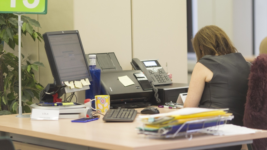 Una trabajadora en una oficina de empleo de la Seguridad Social