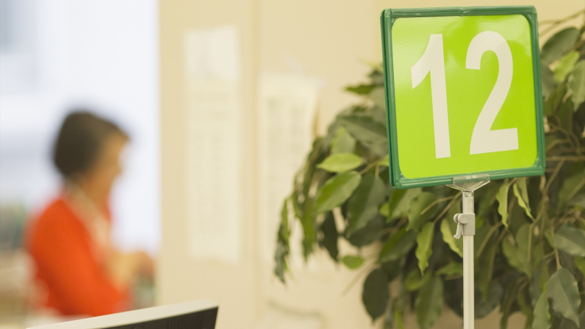 Una trabajadora en una oficina de empleo de la Seguridad Social