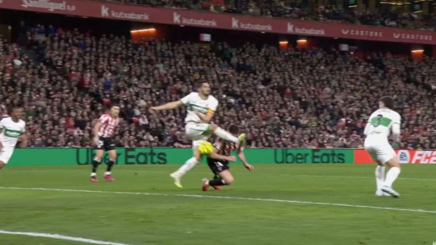 Momento exacto en el que se produce el penalti de Bigas sobre Laporte