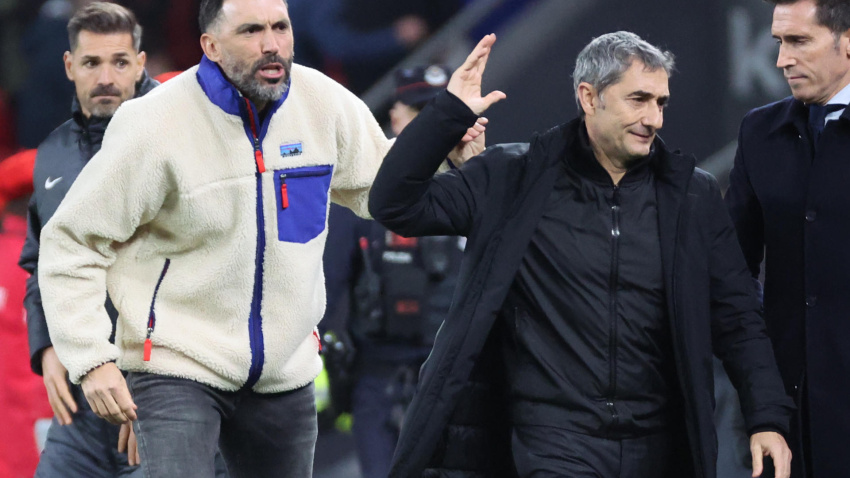 Los técnicos del Athletic Club, Ernesto Valverde (d) y del Elche, Eder Sarabia, a la finalización del partido correspondiente a la jornada 25 de LaLiga que Athletic Club y Elche CF han disputado este viernes en el estadio de San Mamés, en Bilbao