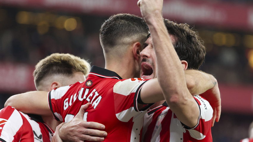 Los jugadores del Athletic Club Gorka Guruzeta (d) y Dani Vivian (d) celebran el segundo gol de su equipo durante el partido correspondiente a la jornada 25 de LaLiga que Athletic Club y Elche CF disputan este viernes en el estadio de San Mamés, en Bilbao